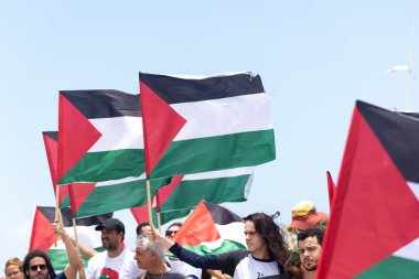 Salvador, Bahia, Brezilya - 11 Kasım 2023: Protestocular Salvador, Bahia 'da barışçıl bir protesto sırasında Filistin bayrağını tutarken görüldü.