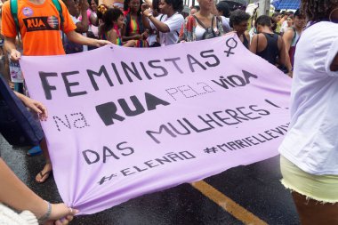 Salvador, Bahia, Brezilya - 08 Mart 2020: Kadınlar Günü 'nde protestocular maçoluğu protesto ederken görüldü. Bahia, Salvador şehri..