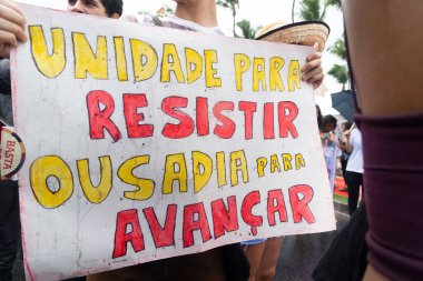 Salvador, Bahia, Brezilya - 08 Mart 2020: Kadınlar, Bahia 'nın Salvador kentinde düzenlenen Kadınlar Günü yürüyüşü sırasında protesto ederken görüldü.