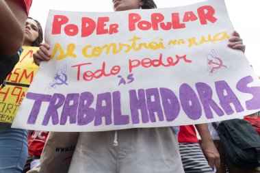 Salvador, Bahia, Brezilya - 08 Mart 2020: Protestocular, Bahia 'nın Salvador kentinde düzenlenen Uluslararası Kadın Günü sırasında görüldü.