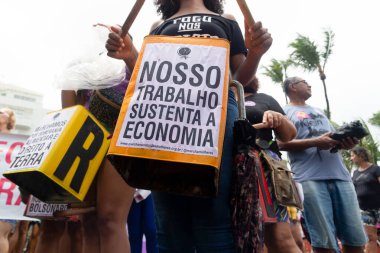 Salvador, Bahia, Brezilya - 08 Mart 2020: Bahia 'nın Salvador kentinde düzenlenen Kadın Günü yürüyüşü sırasında eylemciler protesto eylemi.