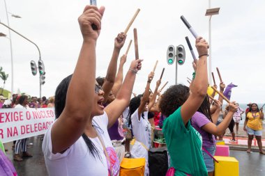 Salvador, Bahia, Brezilya - 08 Mart 2020: Kadınlar Salvador, Bahia 'da kadın düşmanlığını, şiddeti ve ırkçılığı protesto ediyorlar.