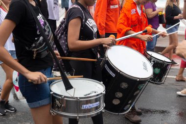 Salvador, Bahia, Brezilya - 08 Mart 2020: Kadınlar, Bahia 'nın Salvador kentinde düzenlenen Kadınlar Günü yürüyüşü sırasında perküsyon enstrümanları çalarken görülüyor.