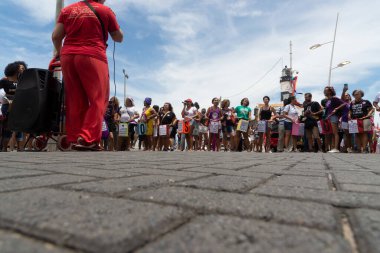 Salvador, Bahia, Brezilya - 08 Mart 2020: Protestocular, Bahia 'nın Salvador kentinde düzenlenen Uluslararası Kadın Günü sırasında görüldü.