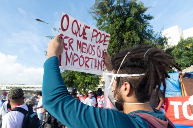 Salvador, Bahia, Brezilya - 07 Haziran 2020: Protestocular George Floyd 'un Salvador, Bahia' daki Covid-19 karantinası sırasında afiş ve pankartlarla ölümünü protesto ettiler.