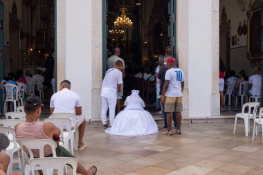 Salvador, Bahia, Brezilya - 12 Ağustos 2022: Katolik ve Candomble taraftarları, Bahia 'nın Salvador kentindeki Sinyor do Bonfim Kilisesi önünde görüldü..