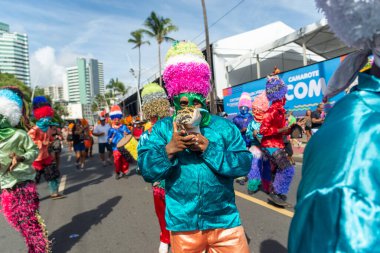 Salvador, Bahia, Brezilya - 11 Şubat 2023: Zambiapunga kültür grubu üyeleri Fuzue, Bahia kentindeki karnaval öncesi Fuzue sırasında giyinip enstrüman çalarken görülüyor.