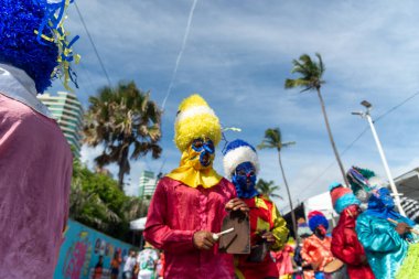 Salvador, Bahia, Brezilya - 11 Şubat 2023: Zambiapunga kültür grubu üyeleri Fuzue, Bahia kentindeki karnaval öncesi Fuzue sırasında giyinip enstrüman çalarken görülüyor.