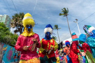 Salvador, Bahia, Brezilya - 11 Şubat 2023: Zambiapunga kültür grubu üyeleri Fuzue, Bahia kentindeki karnaval öncesi Fuzue sırasında giyinip enstrüman çalarken görülüyor.