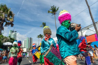 Salvador, Bahia, Brezilya - 11 Şubat 2023: Zambiapunga kültür grubu üyeleri, Salvador, Bahia 'daki karnaval öncesi Fuzue' de kostüm içinde geçit töreni yapıyorlar.