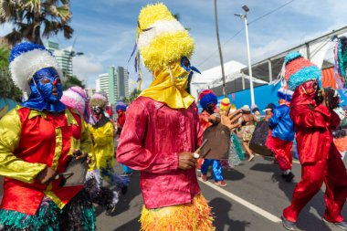 Salvador, Bahia, Brezilya - 11 Şubat 2023: Fuzue, Bahia kentindeki karnaval öncesi Fuzue sırasında kültür grubu Zambiapunga geçit törenleri.
