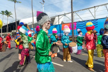 Salvador, Bahia, Brezilya - 11 Şubat 2023: Fuzue, Bahia kentindeki karnaval öncesi Fuzue sırasında kültür grubu Zambiapunga geçit törenleri.