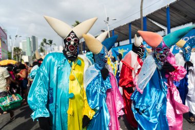 Salvador, Bahia, Brezilya - 11 Şubat 2023: Bir grup maskeli ve kostümlü insan Fuzue 'de, Salvador, Bahia, Brezilya' da karnaval öncesi geçit töreni.