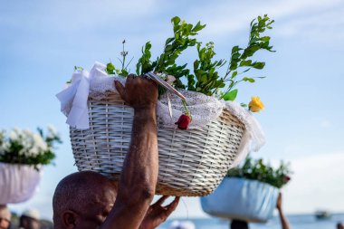 Salvador, Bahia, Brezilya - 30 Ocak 2022: Candomble taraftarları Salvador, Bahia 'da Iemanja için hediyeler taşıyorlar.