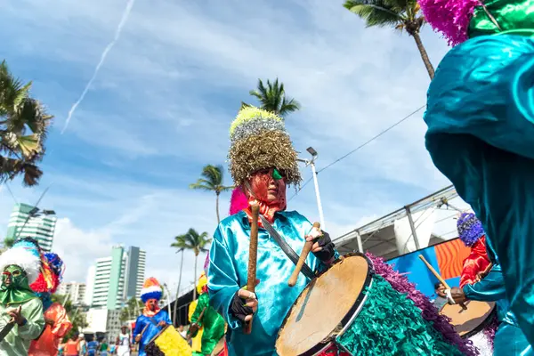 Salvador, Bahia, Brezilya - 11 Şubat 2023: Zambiapunga kültür grubu üyeleri, Salvador, Bahia 'daki karnaval öncesi Fuzue' de kostüm içinde geçit töreni yapıyorlar.