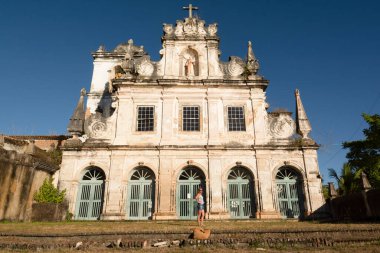 Bahia, Cachoeira 'daki Santo Antonio do Paraguacu Manastırı önünde bir turistin portresi..