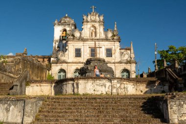 Bahia, Cachoeira 'da Santo Antonio do Paraguacu Manastırı' nın önünde oturan kadın turist..