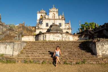 Cachoeira, Bahia 'daki Santo Antonio do Paraguacu Manastırı' nın merdivenlerinde oturan bir kadın..