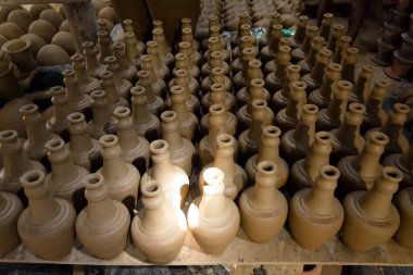 Aratuipe, Bahia, Brezilya - 30 Mayıs 2015: Bahia 'nın Aratuipe kentindeki Maragogipinho' da seramik parçalar satışa çıkarıldı.