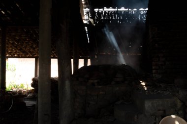 Aratuipe, Bahia, Brezilya - 30 Mayıs 2015: Bahia 'nın Aratuipe kentindeki Maragogipinho çömlekçiliğinden el yapımı ahşap fırın.