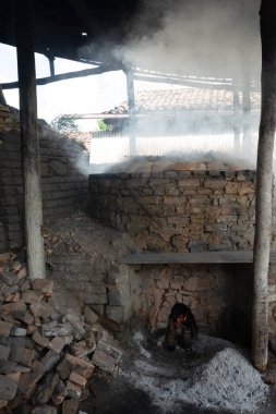 Aratuipe, Bahia, Brezilya - 30 Mayıs 2015: Bahia 'nın Aratuipe kentindeki Maragogipinho şehrinde ahşap fırınlı bir çömleğin iç görünümü.