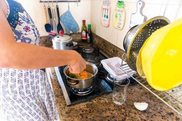 Mutfakta bir kadın aile yemeği için pilav yapıyor. Sağlıklı beslenme