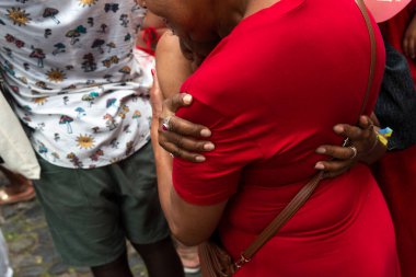 Salvador, Bahia, Brezilya - 4 Aralık 2023: Katolik ve Camdoble taraftarları, Santa Barbara onuruna Pelourinho, Bahia 'da düzenlenen açık ayinde görülüyor..