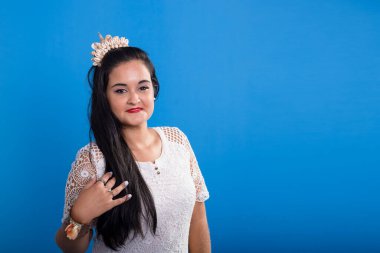 Kafasında deniz kabuğu tacı olan beyaz elbiseli güzel bir kadın kameraya bakıyor. Özelleştirilmiş: Iemanja.