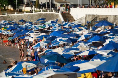 Salvador, Bahia, Brezilya - 05 Ocak 2022: İnsanlar Bahia 'nın Salvador kentindeki Farol da Barra plajında görüldü.