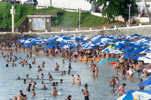 Salvador, Bahia, Brezilya - 05 Ocak 2022: İnsanlar Bahia 'nın Salvador kentindeki Farol da Barra plajında görüldü.