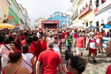 Salvador, Bahia, Brezilya - 4 Aralık 2023: Katolik ve Candomble halkı Pelourinho 'daki Santa Barbara partisi sırasında kırmızı giysiler içinde görüldü. Salvador, Bahia.