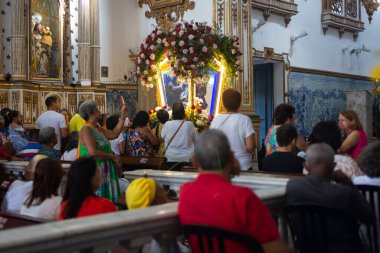 Salvador, Bahia, Brezilya - 13 Aralık 2023: Katolikler ayin sırasında Santa Luzia kilisesinde görülürler. Bahia, Salvador şehri..