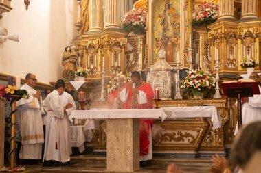Salvador, Bahia, Brezilya - 13 Aralık 2023: Katolik rahipler Salvador, Bahia 'da Santa Luzia için ayin düzenlerken görüldü..
