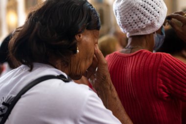 Salvador, Bahia, Brezilya - 13 Aralık 2023: Salvador, Bahia 'daki Santa Luzia Kilisesi' nde yapılan ayin sırasında.