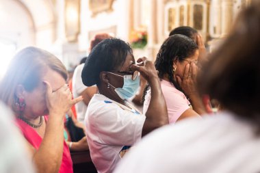 Salvador, Bahia, Brezilya - 13 Aralık 2023: Salvador, Bahia 'daki Santa Luzia Kilisesi' nde yapılan ayin sırasında.