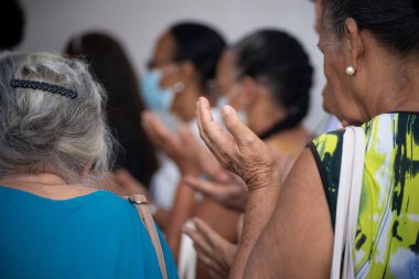 Salvador, Bahia, Brezilya - 13 Aralık 2023: Katolik inananlar, Salvador, Bahia 'daki Pilar Kilisesi' nde Santa Luzia 'ya dua ederken görülüyor..