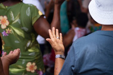 Salvador, Bahia, Brezilya - 13 Aralık 2023: Katolik inananlar, Salvador, Bahia 'daki Pilar Kilisesi' nde Santa Luzia 'ya dua ederken görülüyor..
