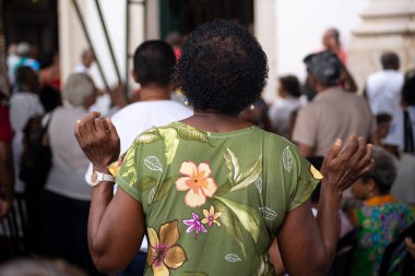 Salvador, Bahia, Brezilya - 13 Aralık 2023: Katolik inananlar, Salvador, Bahia 'daki Pilar Kilisesi' nde Santa Luzia 'ya dua ederken görülüyor..