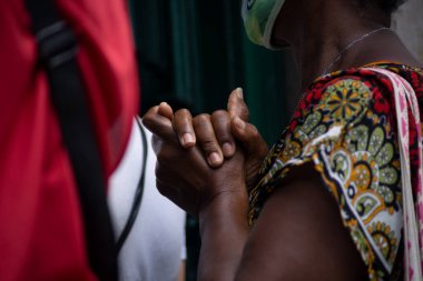 Salvador, Bahia, Brezilya - 13 Aralık 2023: Katolikler Salvador, Bahia 'daki Pilar Kilisesi' nde yapılan ayin sırasında Santa Luzia 'ya saygılarını sundular..