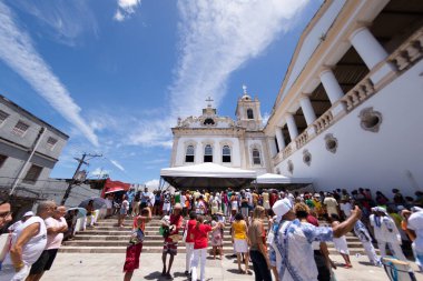 Salvador, Bahia, Brezilya - 13 Aralık 2023: Katolik inananlar Salvador, Bahia 'daki Pilar kilisesinin önünde Santa Luzia geçidini bekliyorlar..