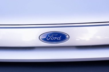 Salvador, Bahia, Brezilya - 02 Aralık 2023: Ford marka bir arabanın logosu. Bahia, Salvador şehri..