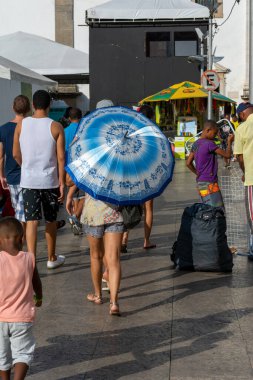 Salvador, Bahia, Brezilya - 7 Şubat 2015: İnsanlar Bahia 'nın Salvador kentinin tarihi merkezi Pelourinho' nun kaldırım taşı caddelerinde yürürken görülüyor.