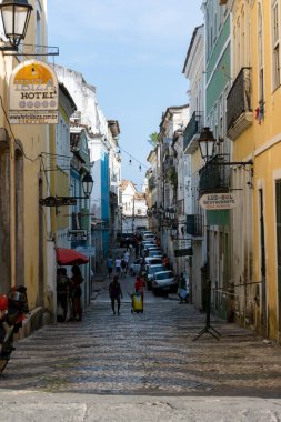 Salvador, Bahia, Brezilya - 7 Şubat 2015: İnsanlar Bahia 'nın Salvador kentinin tarihi merkezi Pelourinho' nun kaldırım taşı caddelerinde yürürken görülüyor.