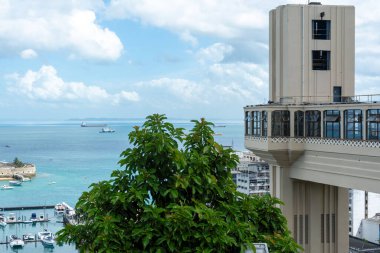 Salvador, Bahia, Brezilya - 07 Şubat 2015: Salvador, Bahia 'daki Todos os Santos Körfezi ve Lacerda asansörünün görüntüsü.