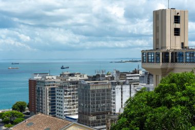 Salvador, Bahia, Brezilya - 07 Şubat 2015: Salvador, Bahia 'daki Todos os Santos Körfezi ve Lacerda asansörünün görüntüsü.