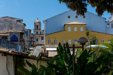 Salvador, Bahia, Brezilya - 07 Mart 2015: Salvador, Bahia kentindeki evlerin ve Pelourinho kilisesinin manzarası.