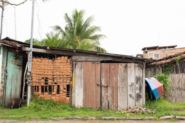 Aratuipe, Bahia, Brasil - 21 Haziran 2022: Ahşap ve kırmızı kil parçalarından yapılmış bir ev. Aşırı yoksulluk durumu. Bahia, Aratuipe Şehri.