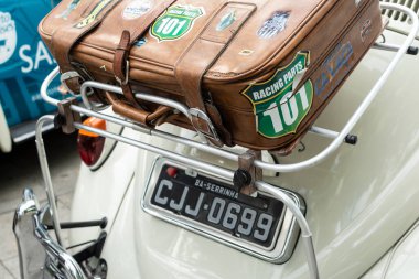 Salvador, Bahia, Brezilya - 1 Kasım 2014: Valizli bir Volkswagen Beetle modeli, Bahia 'nın Salvador kentindeki bir antika araba sergisinde görüldü..