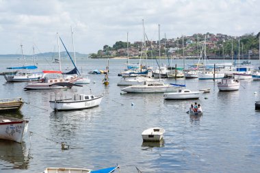 Salvador, Bahia, Brezilya - 18 Ocak 2015: Bahia 'nın Salvador kentindeki Ribeira limanında bulunan balıkçılık ve tur tekneleri.