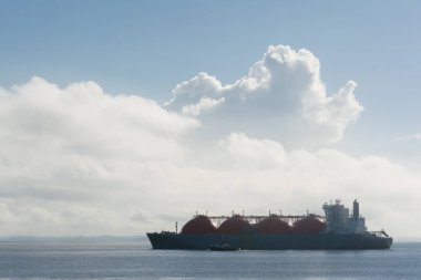 Salvador, Bahia, Brezilya - 30 Mayıs 2015: Todos Santos Körfezi 'nde bir petrol tankerinin görüntüsü.